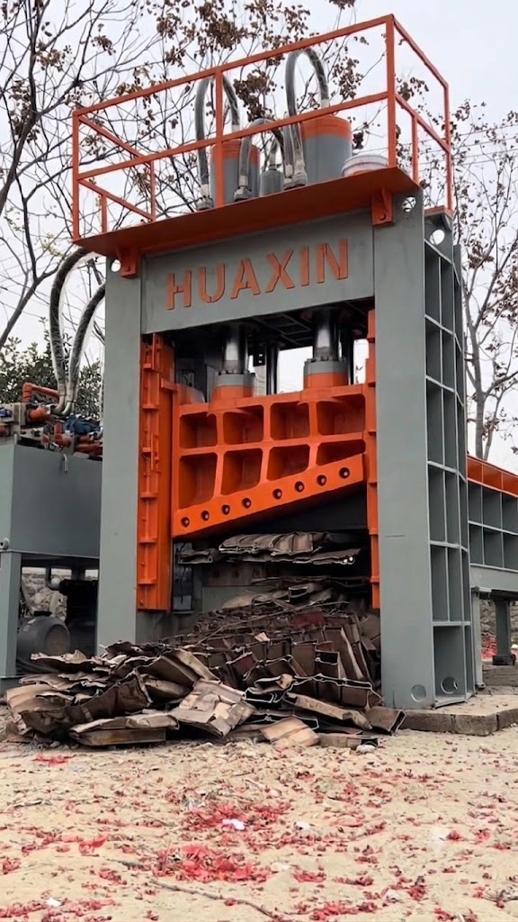 Hydraulic Gantry 315 Ton Scrap Metal Shear Machine cutting H beam