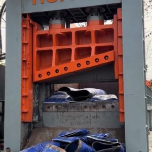 Hydraulic Gantry 315 Ton Scrap Metal Shear Machine cutting steel pipe