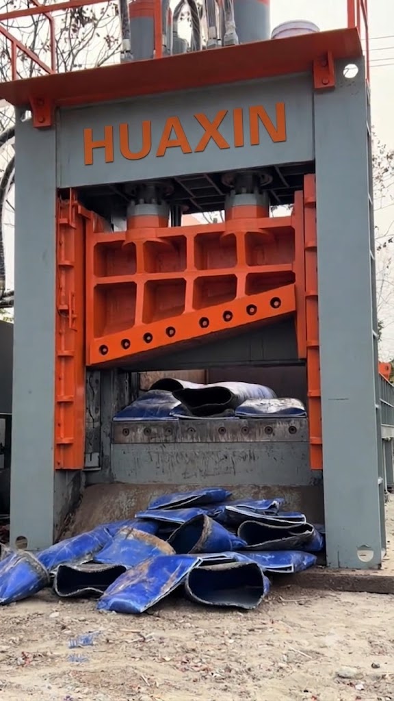 Hydraulic Gantry 315 Ton Scrap Metal Shear Machine cutting steel pipe