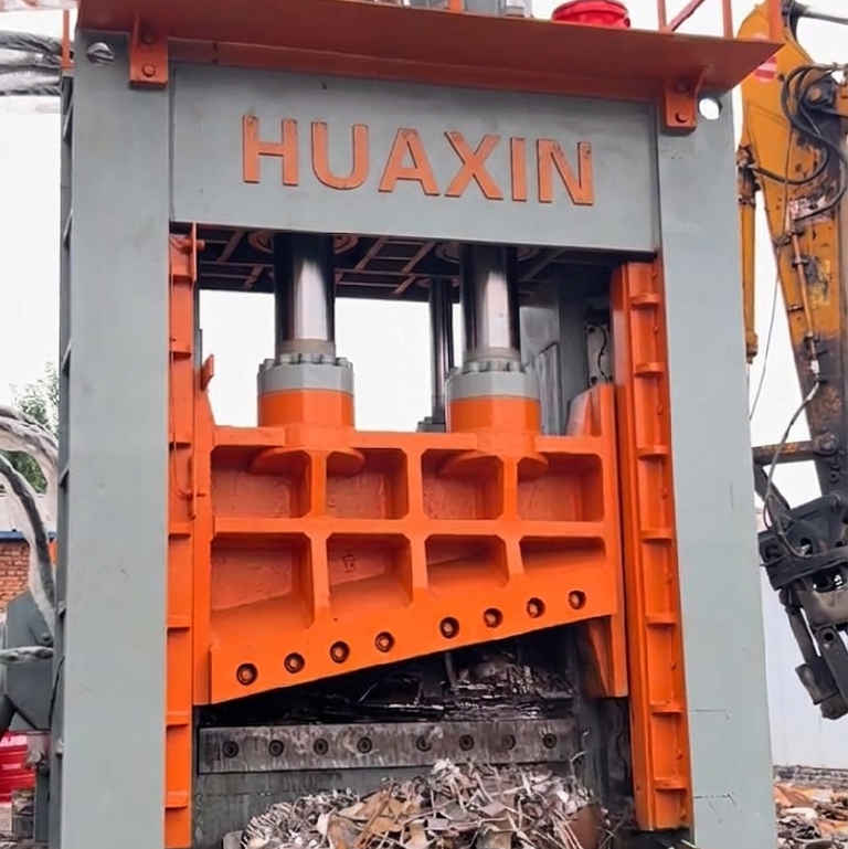 Industrial hydraulic scrap metal shear machine for cutting steel scrap and metal recycling