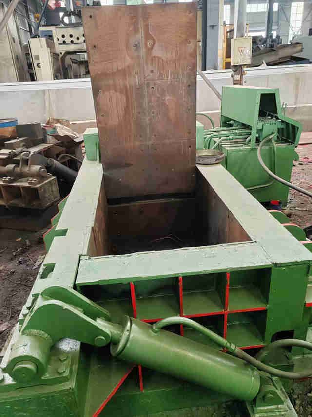 Y81-125 125 ton scrap metal baler baling aluminum cans and copper wire